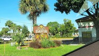 2826 S University Dr in Davie, FL - Foto de edificio - Building Photo