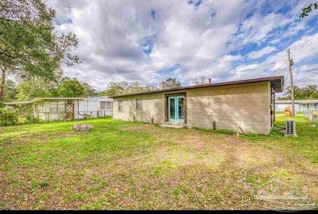 5519 Mayfair Dr in Pensacola, FL - Building Photo - Building Photo