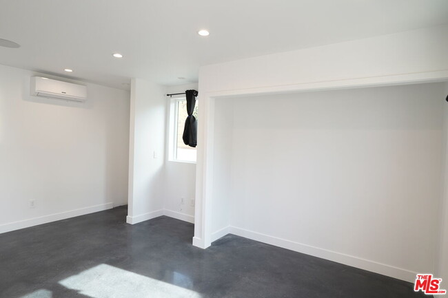8830 Moonbeam Ave in Los Angeles, CA - Building Photo - Building Photo