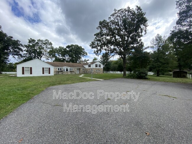 202 Deacon Rd in Fredericksburg, VA - Foto de edificio - Building Photo