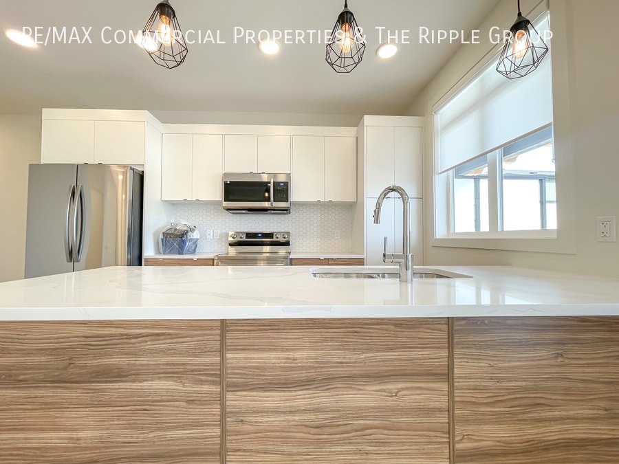 10060-10046 46 St NE in Calgary, AB - Building Photo