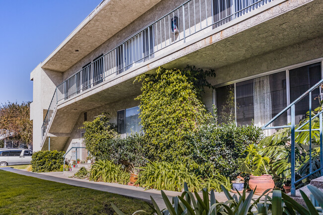 Lido Apartments - 12616-20 Caswell Ave in Los Angeles, CA - Foto de edificio - Building Photo