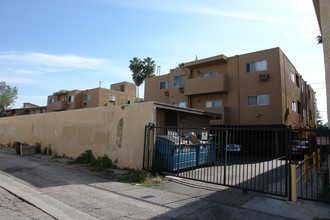 Victoria Apartments in Reseda, CA - Building Photo - Building Photo