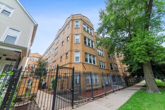 3556 W Lyndale St, Unit 1-B in Chicago, IL - Foto de edificio - Building Photo