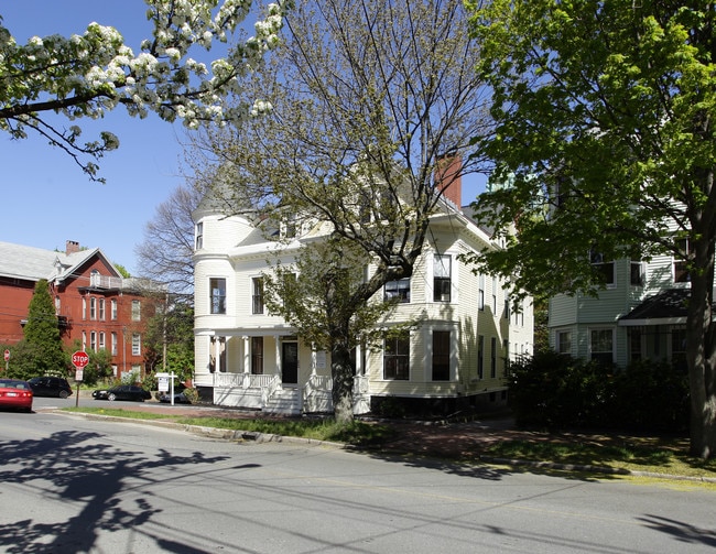 523 Cumberland Ave in Portland, ME - Foto de edificio - Building Photo