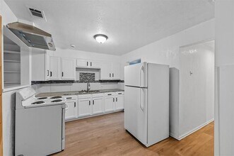 916 W Sanford St in Arlington, TX - Building Photo - Building Photo
