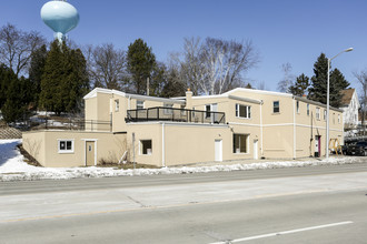 1316 N Main St in West Bend, WI - Foto de edificio - Building Photo