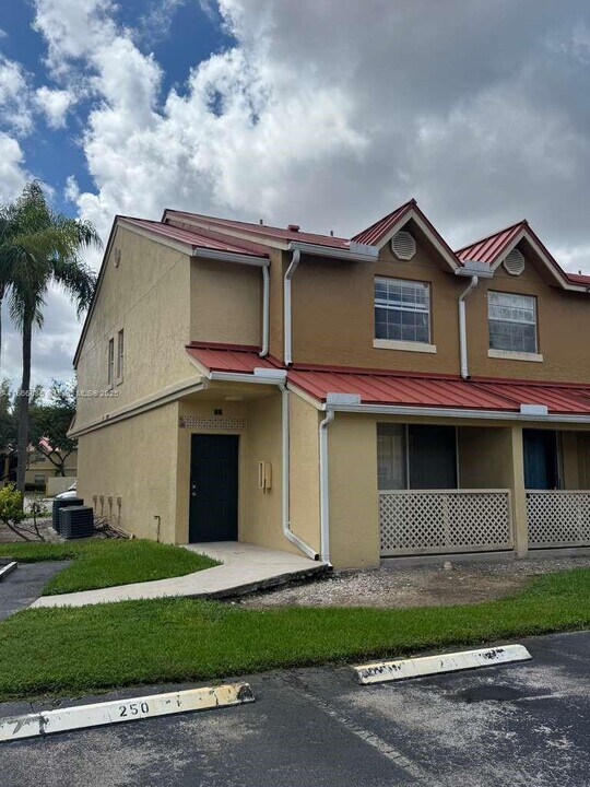 18332 NW 68th Ave in Hialeah, FL - Building Photo