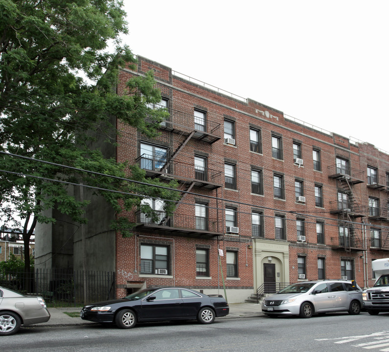 702 E New York Ave in Brooklyn, NY - Building Photo