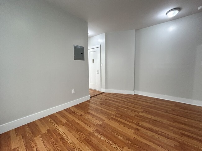 34 Post Ave in New York, NY - Building Photo - Building Photo