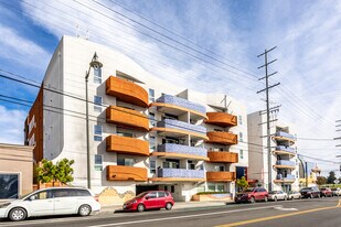 Sol y Luna in Los Angeles, CA - Building Photo