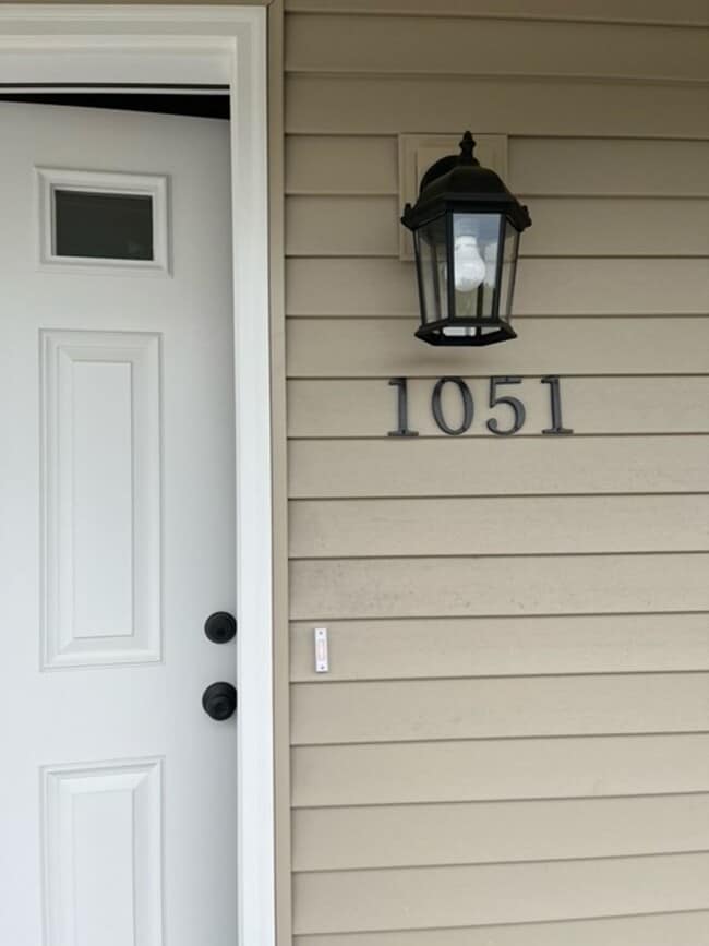 1049-1051 Fir Ct in Janesville, WI - Building Photo - Building Photo