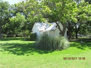 131 N 2nd St in Walnut Springs, TX - Building Photo - Building Photo