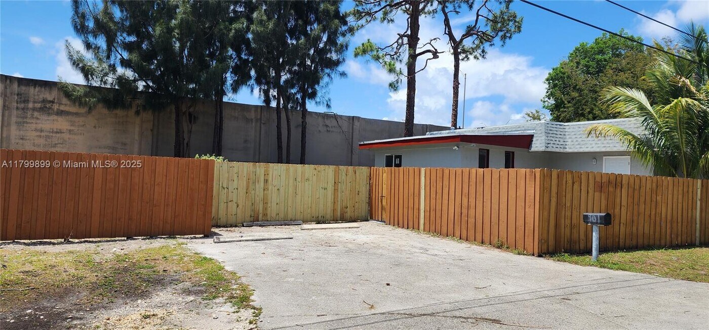 901 SW 13th St in Pompano Beach, FL - Building Photo
