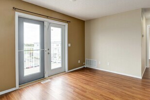 Oxford Apartments in Edmonton, AB - Building Photo