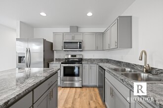 361 Beechwood Way in Medford, OR - Building Photo - Building Photo