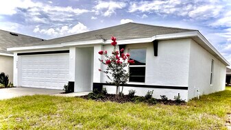 4666 Cornerstone Rd in Wildwood, FL - Building Photo