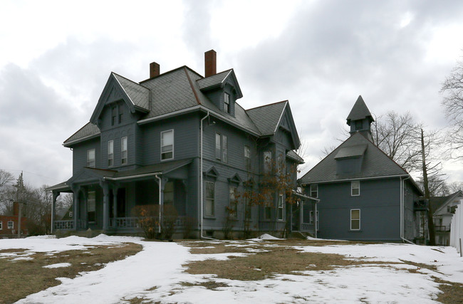 206 W Elm St in Brockton, MA - Foto de edificio - Building Photo