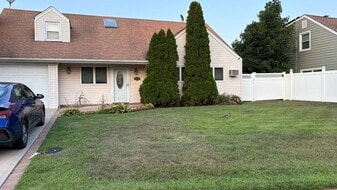 59 McAlester Ave in Hicksville, NY - Building Photo