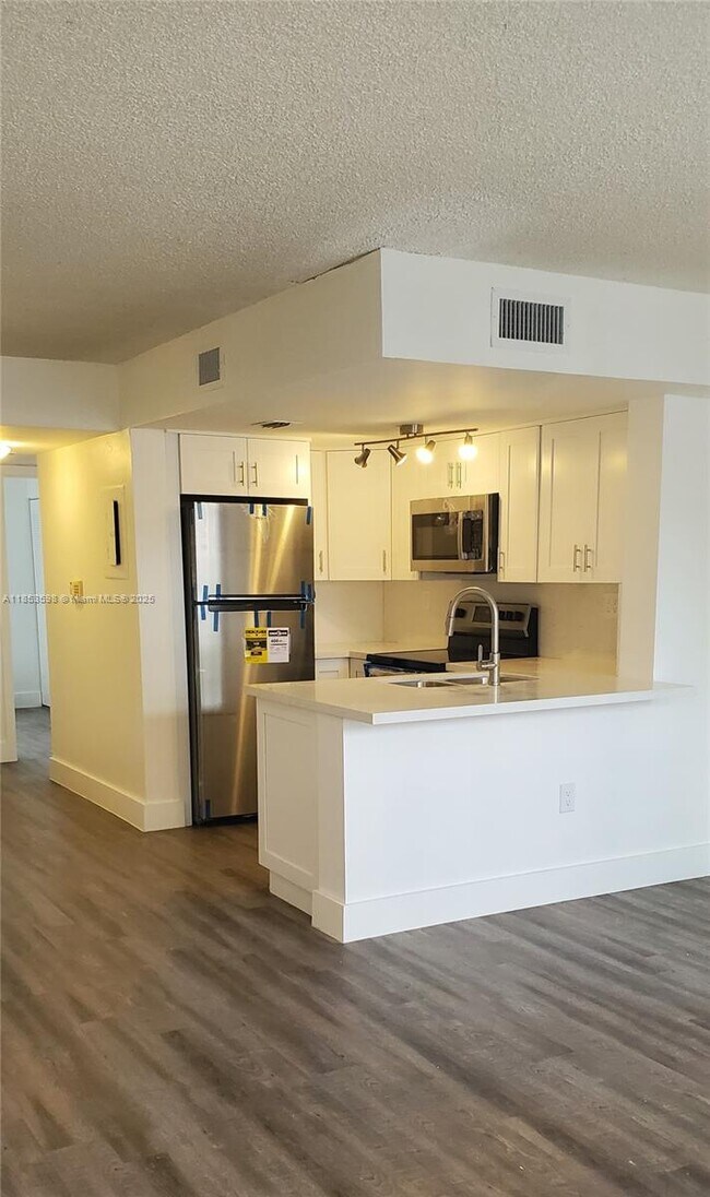 8695 NW 6th Ln in Miami, FL - Building Photo - Building Photo