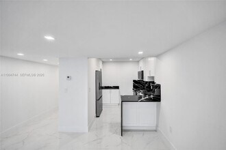 3625 N Country Club Dr in Aventura, FL - Building Photo - Building Photo