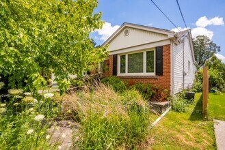 11 McKay Rd in Hamilton, ON - Building Photo - Building Photo