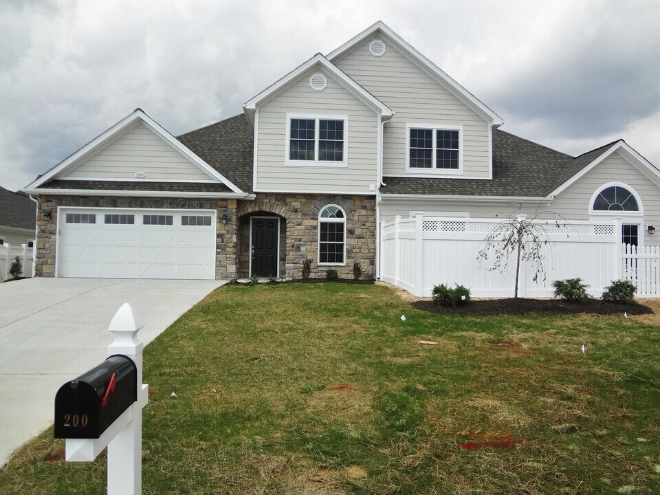 221 Craigmore Dr in Harrisonburg, VA - Building Photo