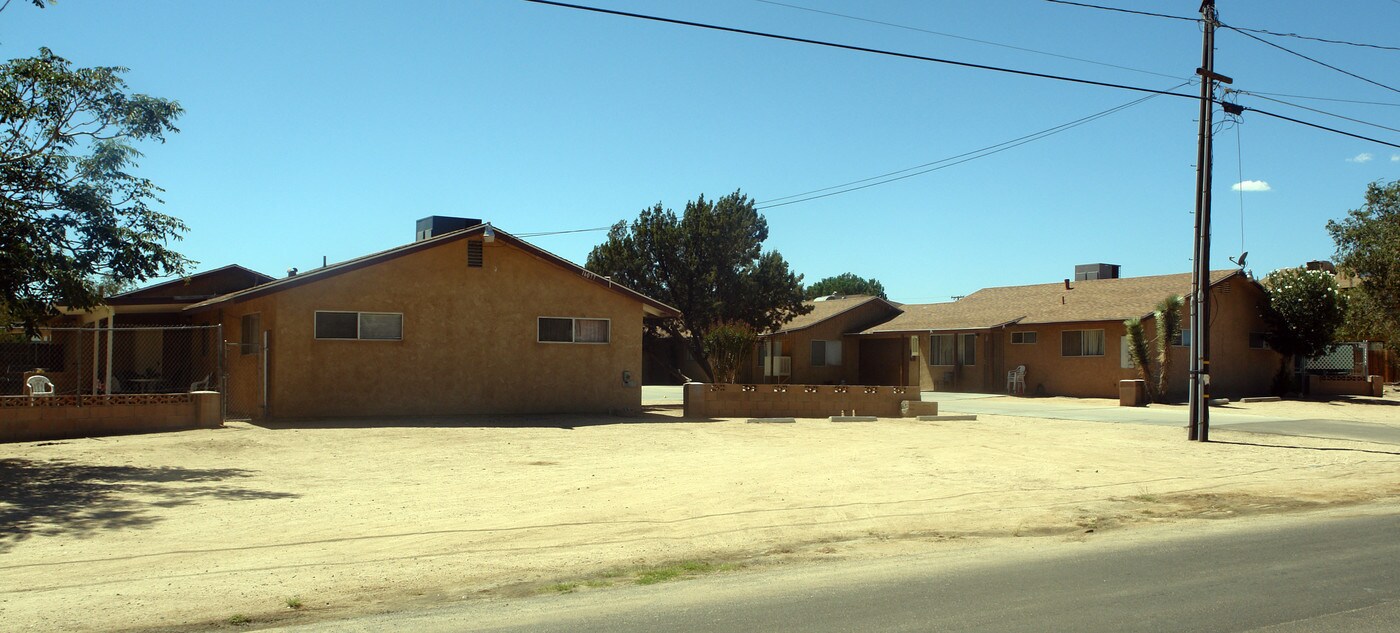 16077 Orange St in Hesperia, CA - Building Photo