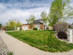 1649 Michael Way in Sandy, UT - Foto de edificio - Building Photo