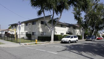 965-985 E Santa Ana St in Anaheim, CA - Building Photo