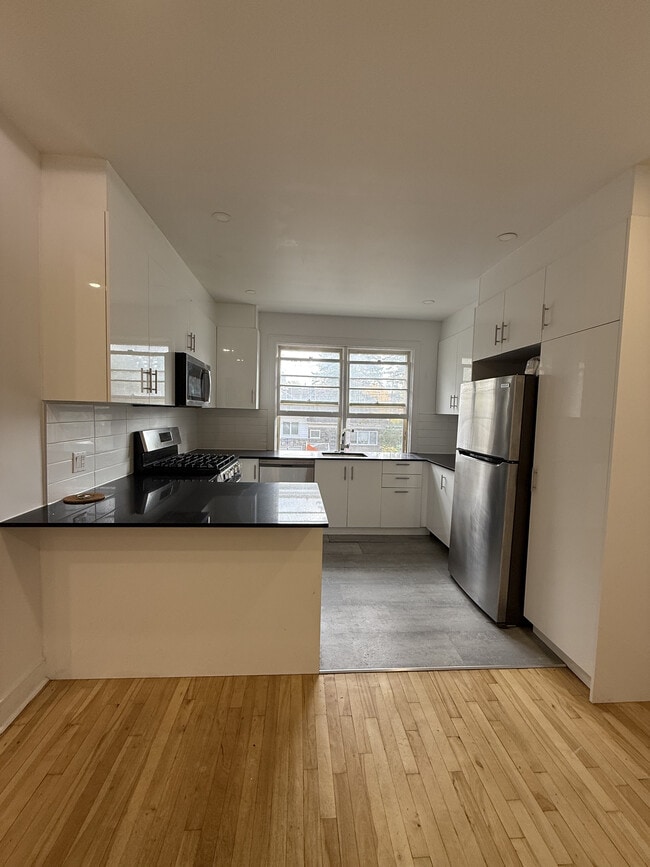 6645 De Terrebonne Rue in Montréal, QC - Building Photo - Building Photo