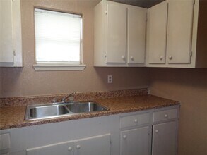 310 S Avenue D in Freeport, TX - Building Photo - Building Photo