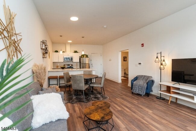 18 W Main St in Bound Brook, NJ - Foto de edificio - Building Photo