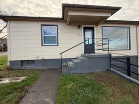 1302 SW Goodwin Ln in Pendleton, OR - Building Photo