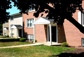 State College Collective on Oakwood in State College, PA - Building Photo - Building Photo