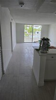 7900 Tatum Waterway Dr in Miami, FL - Building Photo