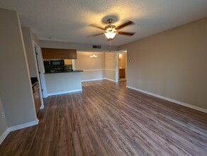 221 Lake Brook Cir, Unit 208 in Brandon, FL - Building Photo - Building Photo