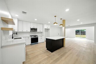 6034 Birchmont Dr in Houston, TX - Building Photo - Building Photo