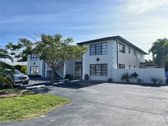 608 SE 46th Ln in Cape Coral, FL - Building Photo - Building Photo