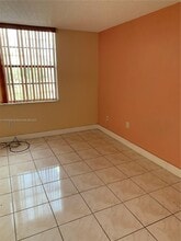 9440 Fontainebleau Blvd, Unit 513 in Miami, FL - Foto de edificio - Building Photo
