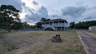 530 S Shady Ln in La Porte, TX - Building Photo