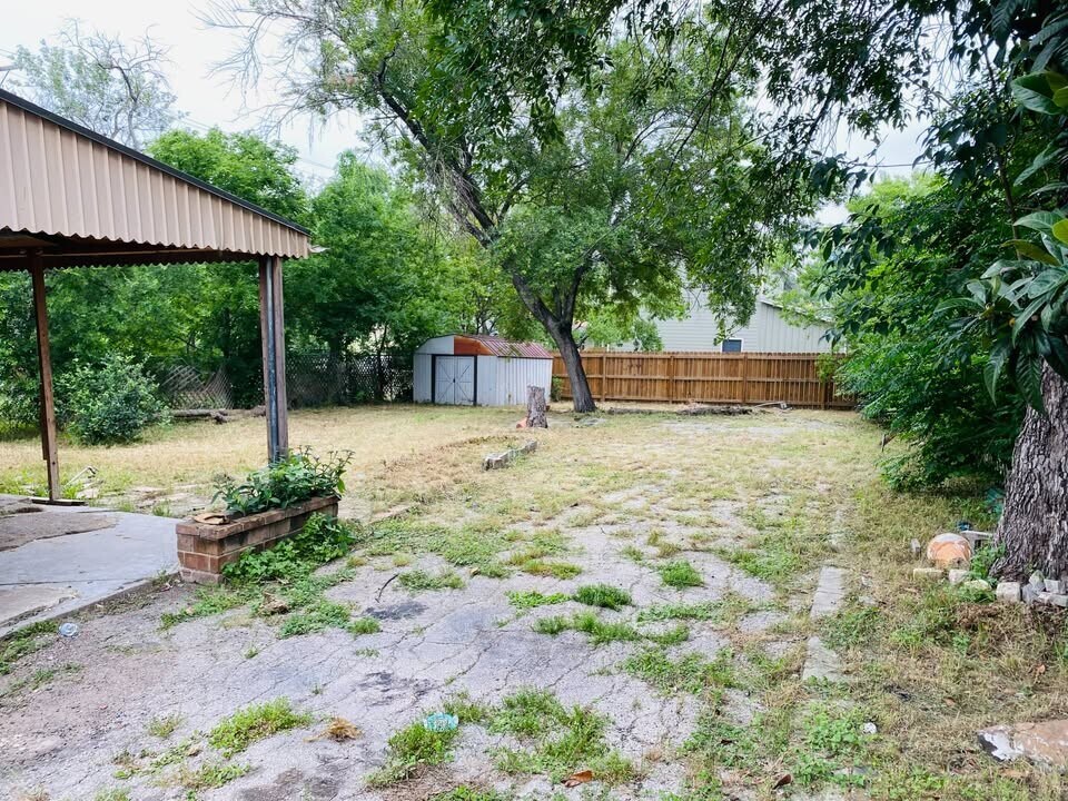 1854 Center St in San Antonio, TX - Building Photo