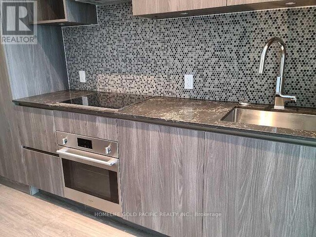 1 Yorkville Ave in Toronto, ON - Building Photo - Building Photo