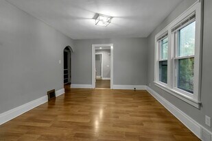272 Windermere Blvd, Unit 2 in Eggertsville, NY - Building Photo