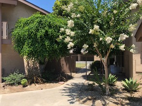 Woodside Garden Apartments in Tustin, CA - Building Photo - Building Photo