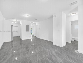 2448 NW 42nd St in Miami, FL - Building Photo - Building Photo