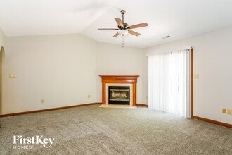 4878 Oakleigh Pkwy in Greenwood, IN - Foto de edificio - Building Photo