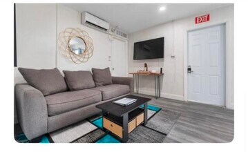 529 NW 15th Way, Unit 2 in Fort Lauderdale, FL - Building Photo - Building Photo