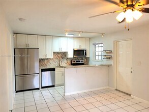 125 NW 25th St in Wilton Manors, FL - Building Photo - Building Photo