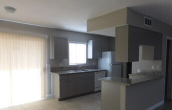 5235 Golden Ln in Las Vegas, NV - Building Photo - Building Photo